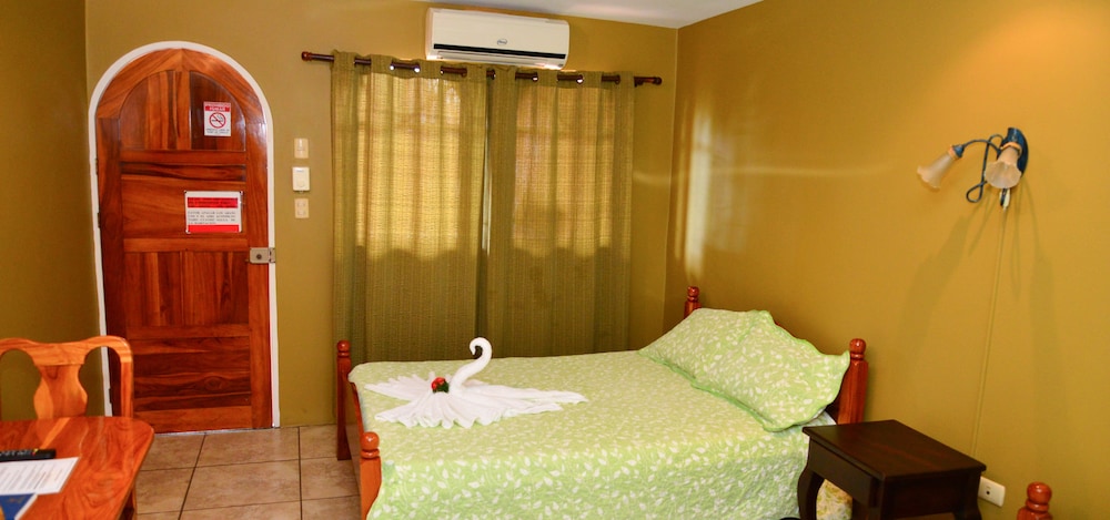 LE PRISS HOTEL 33/63