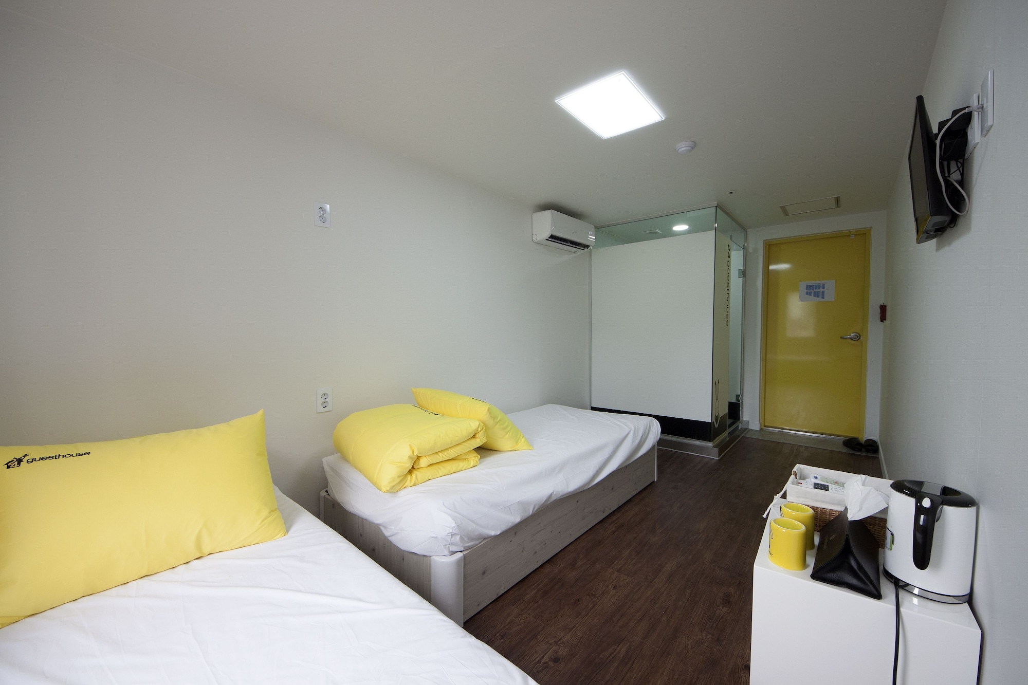 ROOM, TWIN BEDS