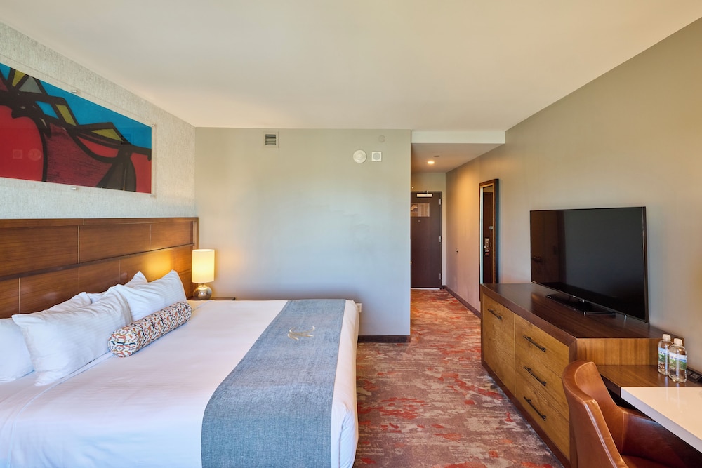 Deluxe, King Bed, West Tower