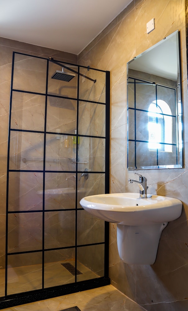 Raed Hotel Suites 38/39