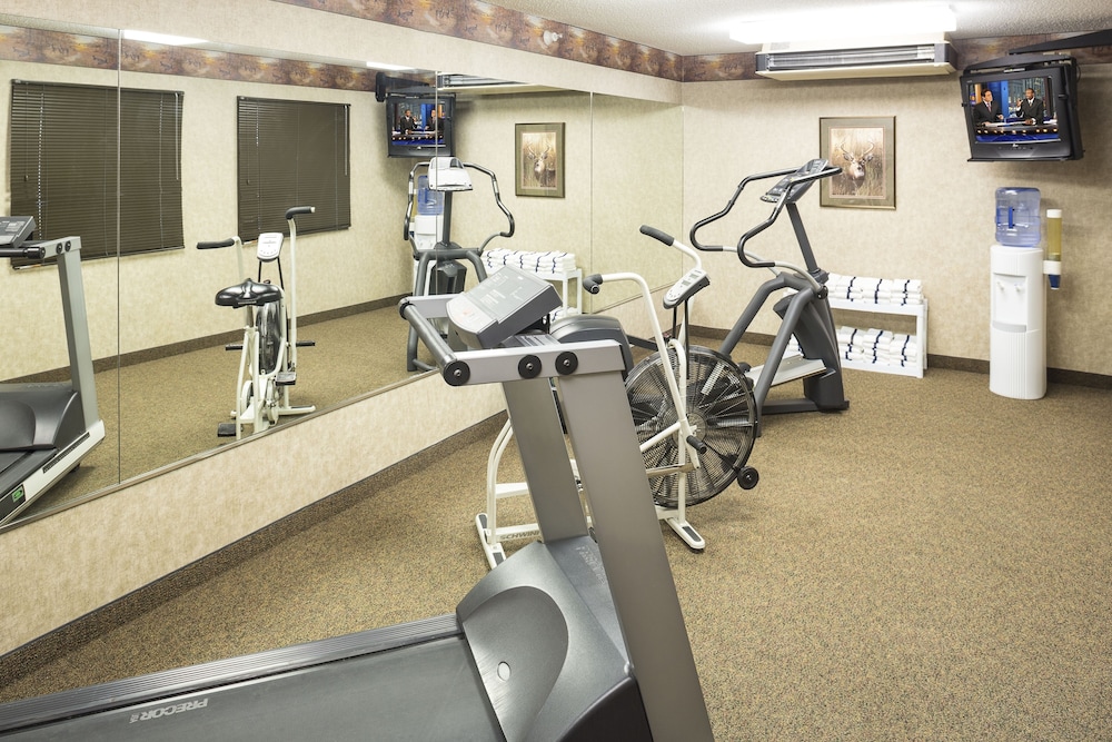 Kelly Inn & Suites Mitchell South Dakota 24/39