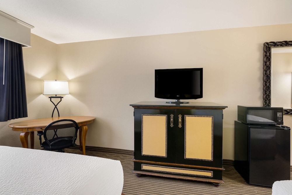 Revel Hotel Minot, SureStay Collection by Best Western 55/66