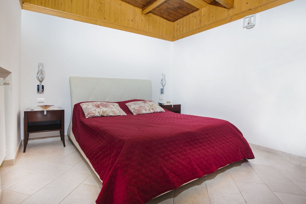 DELUXE, SUITE, BATHTUB