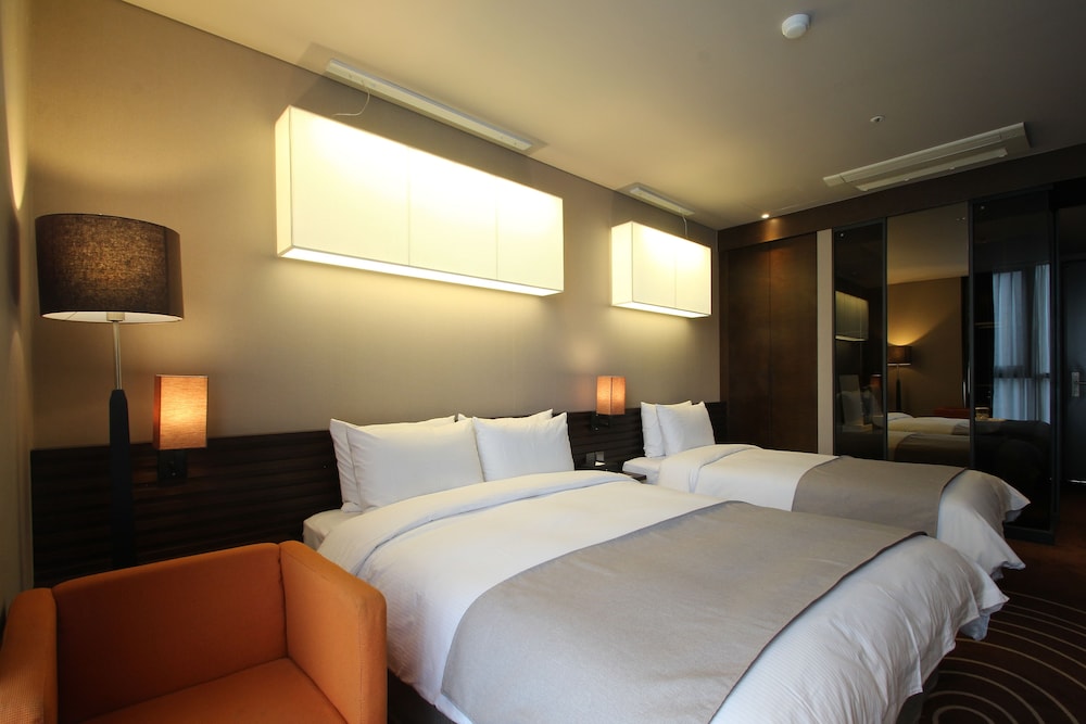 DELUXE, FAMILY, TWIN BEDS, PARTIAL OCEAN VIEW