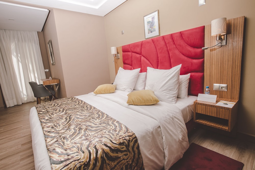 EXECUTIVE, SUITE