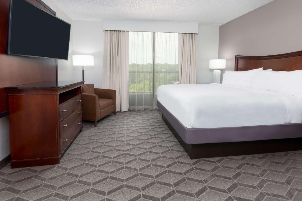 PREMIUM, SUITE, KING BED, ACCESSIBLE