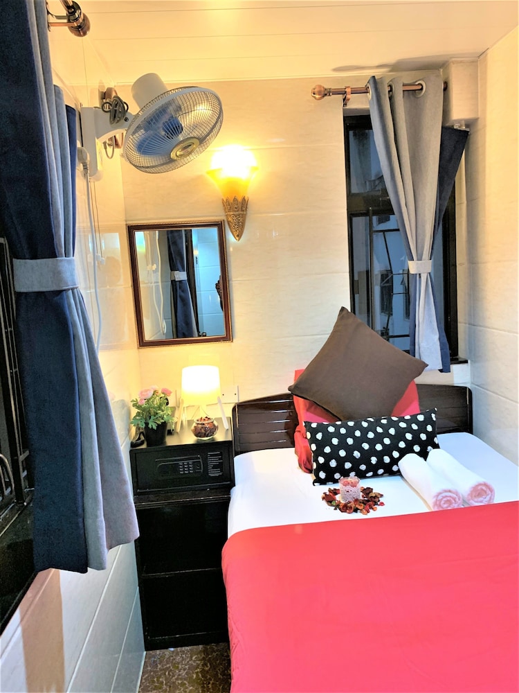 ROOM, DOUBLE BED