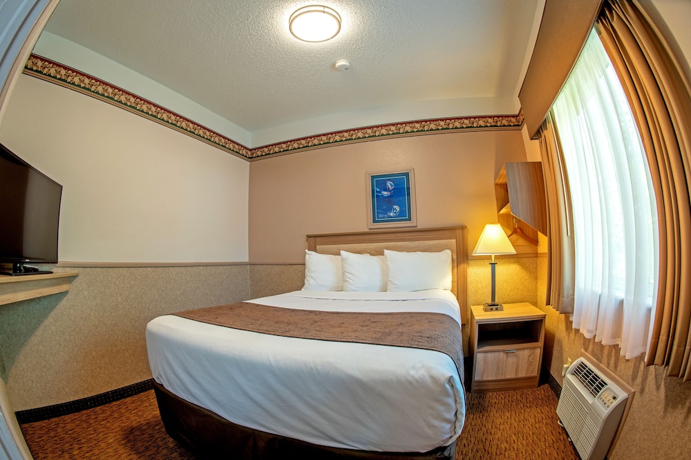 DELUXE, SUITE, 3 QUEEN BEDS