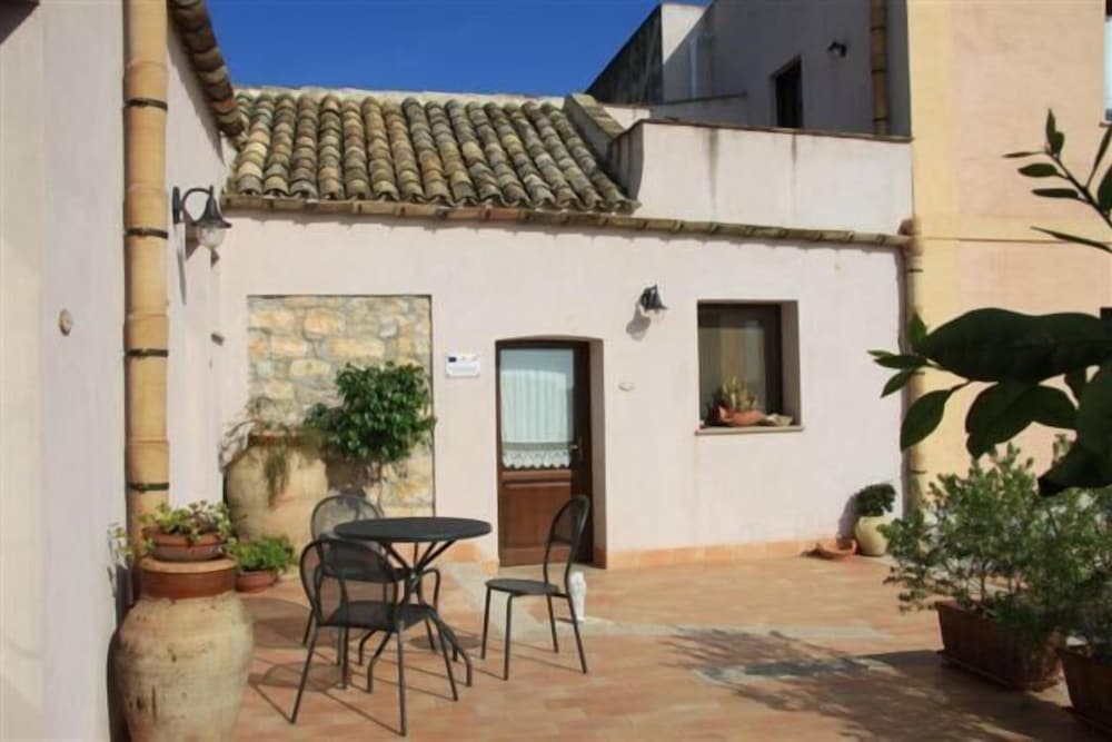 Agriturismo Baglio Donna Santa 42/48