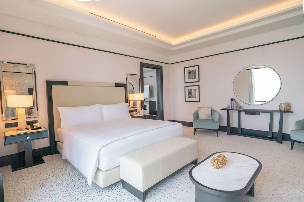 Ambassador, Suite, King Bed، Waldorf Astoria Doha West Bay 2/7