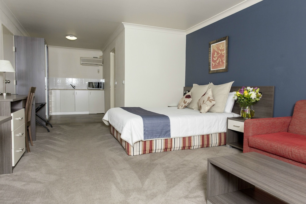 BATHURST MOTOR INN 32/59