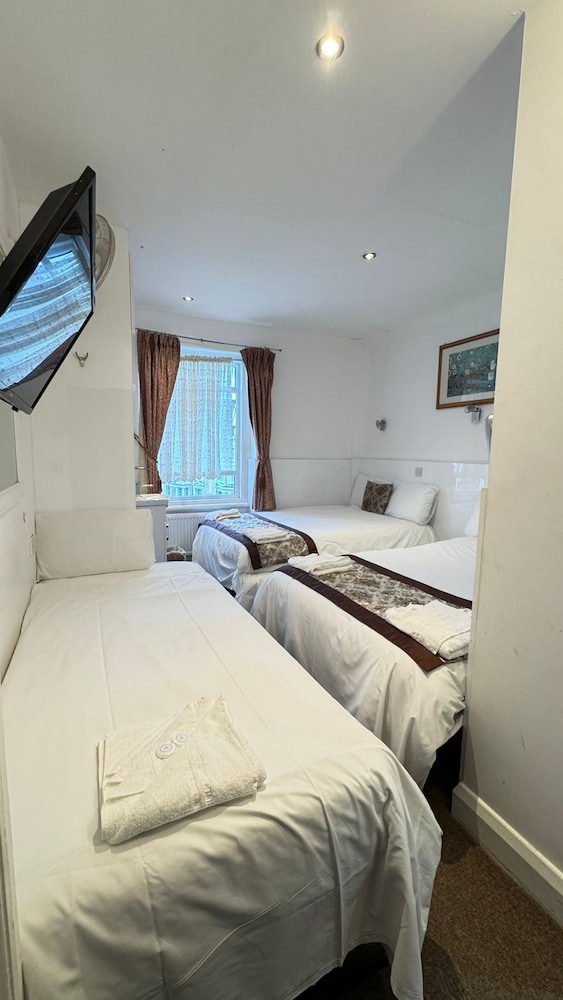 Family, 1 Single and 2 Double Beds، Hotel Earls Court 3/5