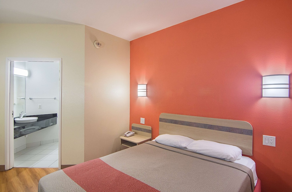 Motel6 Terrell, TX 36/58