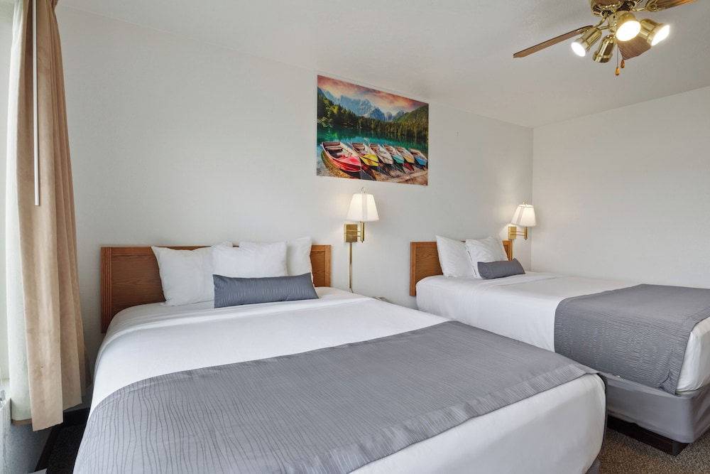 room, 2 queen beds, bay view