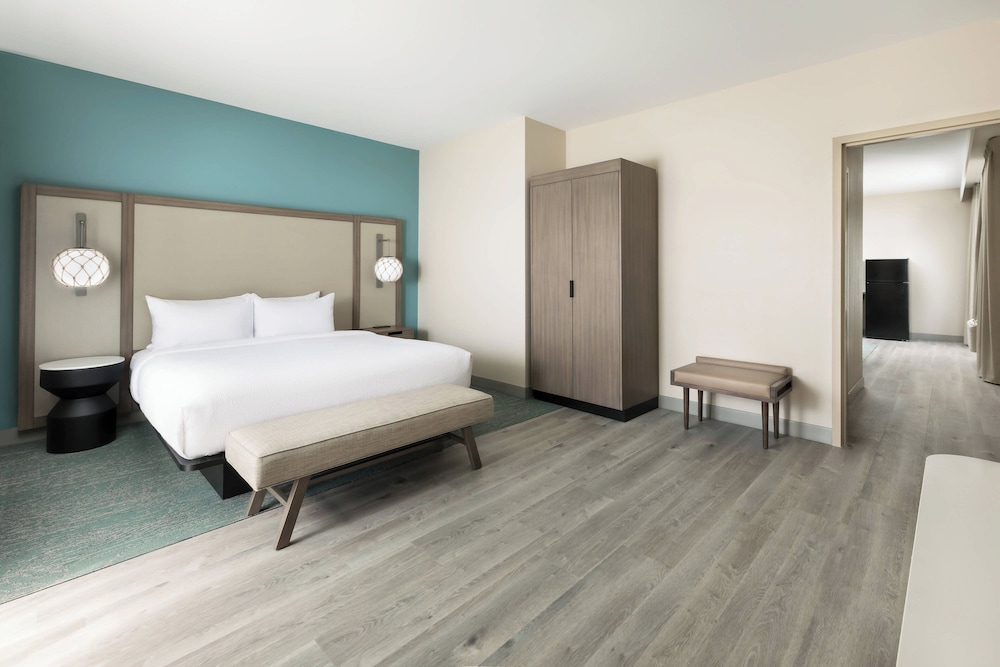 1 Bedroom, Superior, Suite, King Bed, Bay View, Sofa