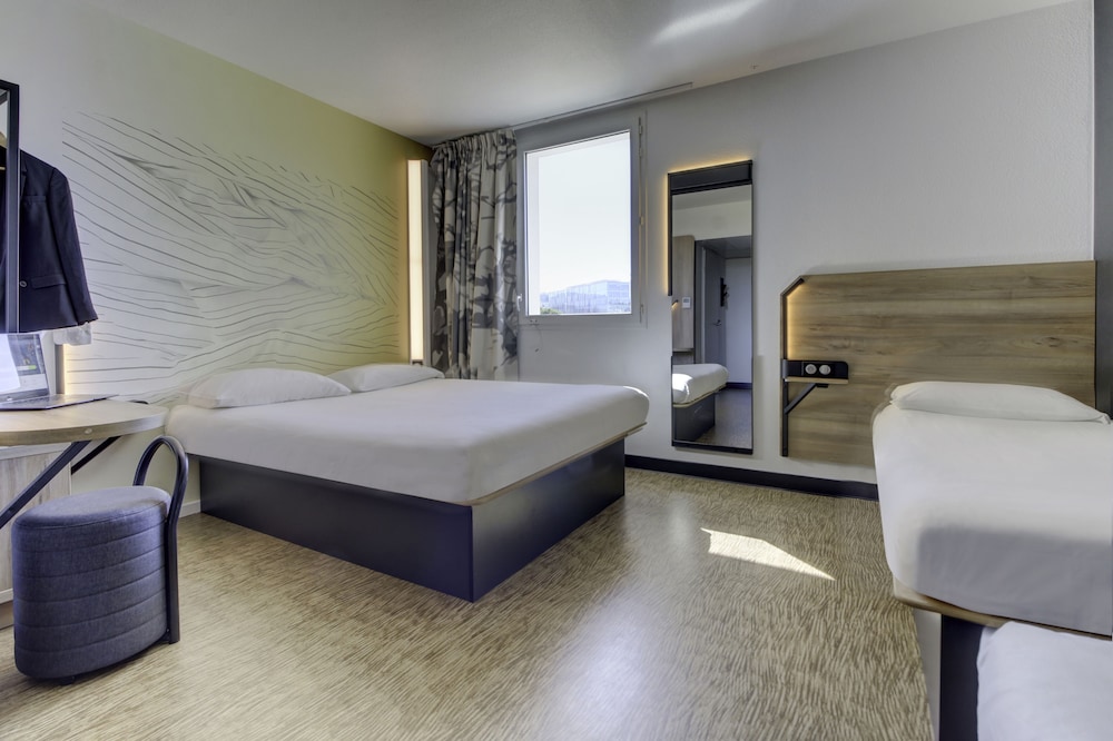 غرفة رباعية بسرير مزدوج وسريرين منفصلين، B&B Hotel Marseille Prado Velodrome 6/9