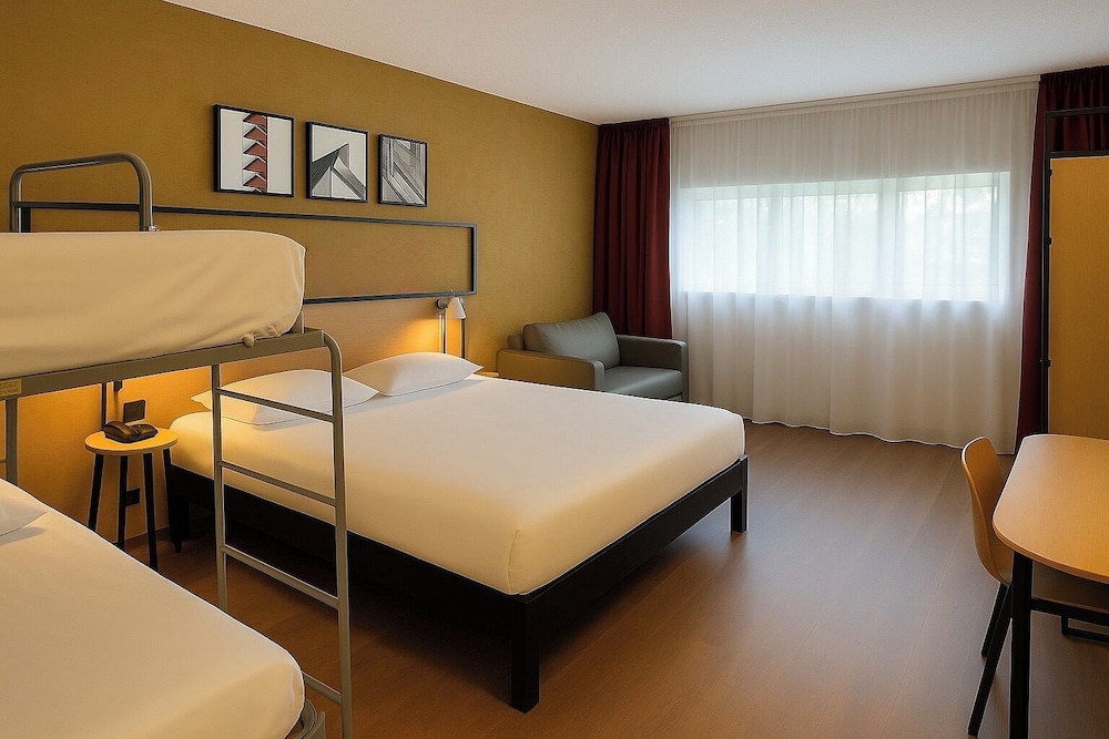 FAMILY, MULTIPLE BEDS