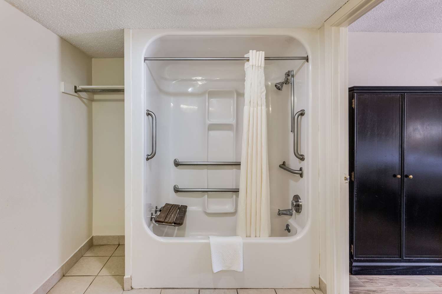 غرفة بسرير كينج لذوي الإعاقة، Quality Inn and Suites Hot Springs Lake Hamilton 4/4