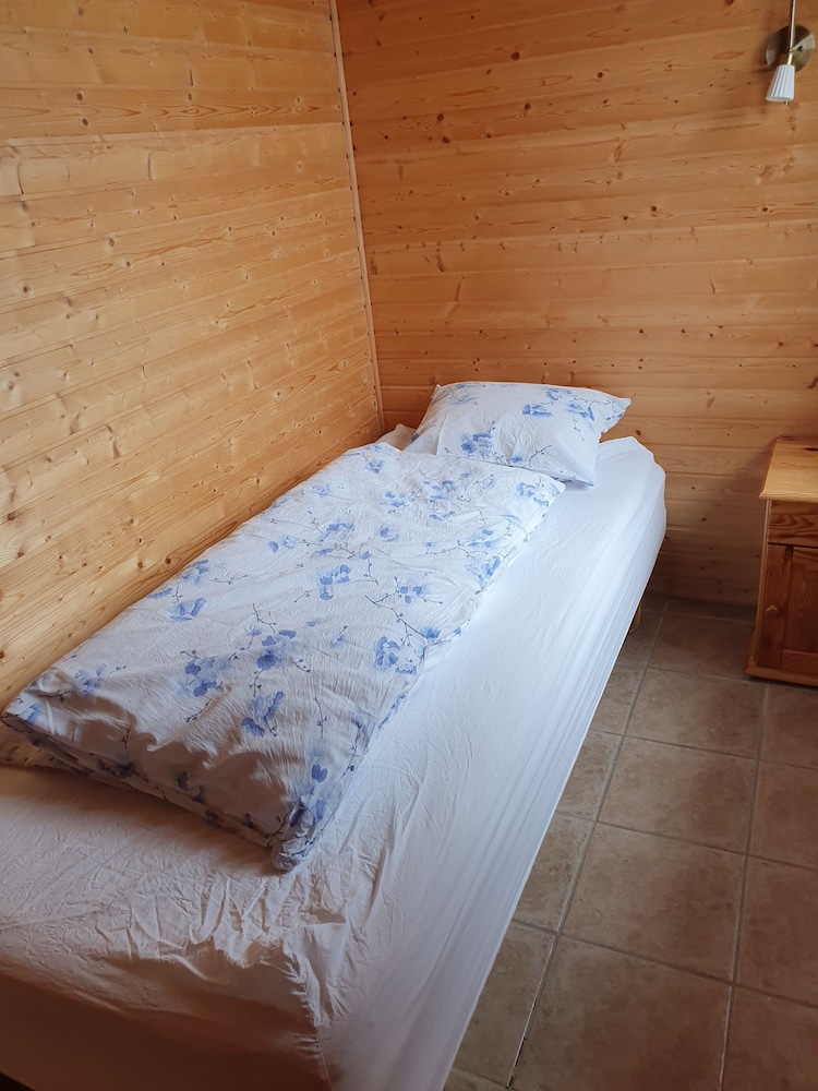 Guesthouse Stong And Cottages 25/50