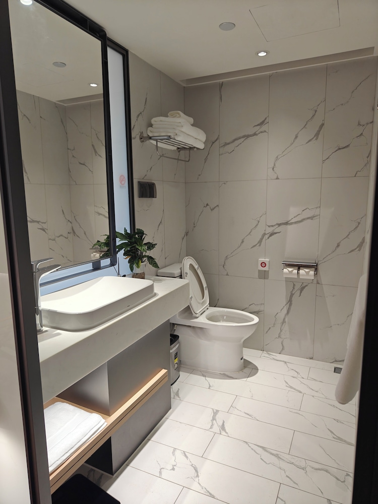 Qianhai Service Apartment 17/17