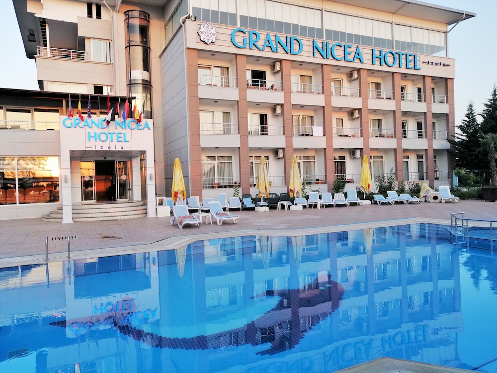 Lake Life Hotel 4/50