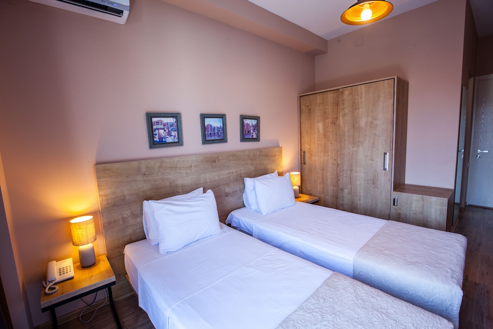 STANDARD, DOUBLE OR TWIN BED, BALCONY
