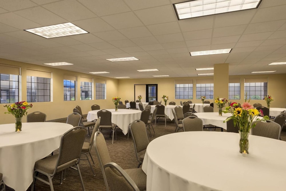 GreenTree Inn and Suites Phoenix Sky Harbor 51/65