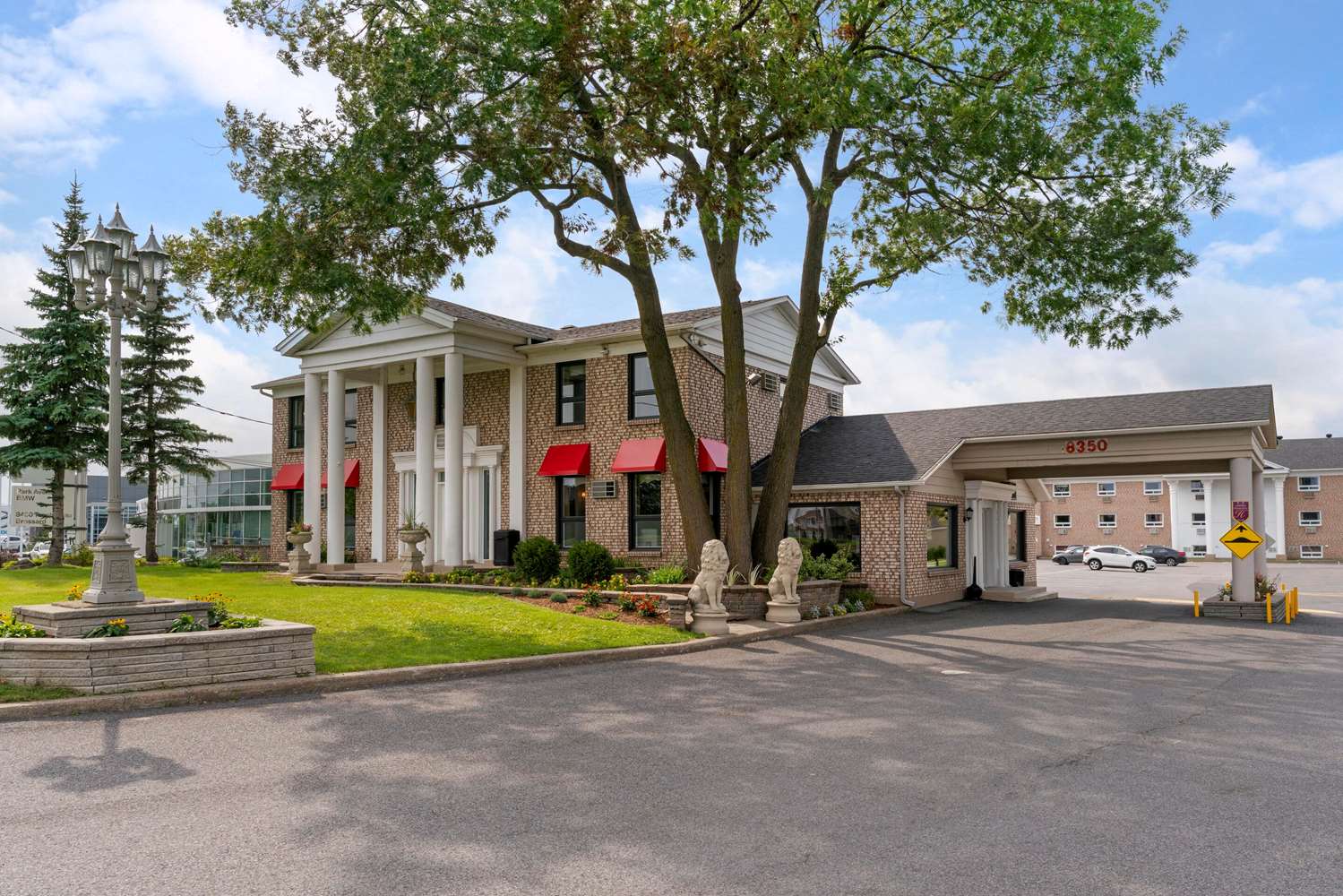 Econo Lodge Brossard, QC 26/28