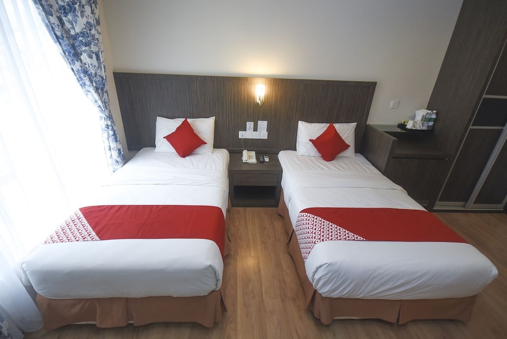 Super OYO 985 Hotel Nur 9/22