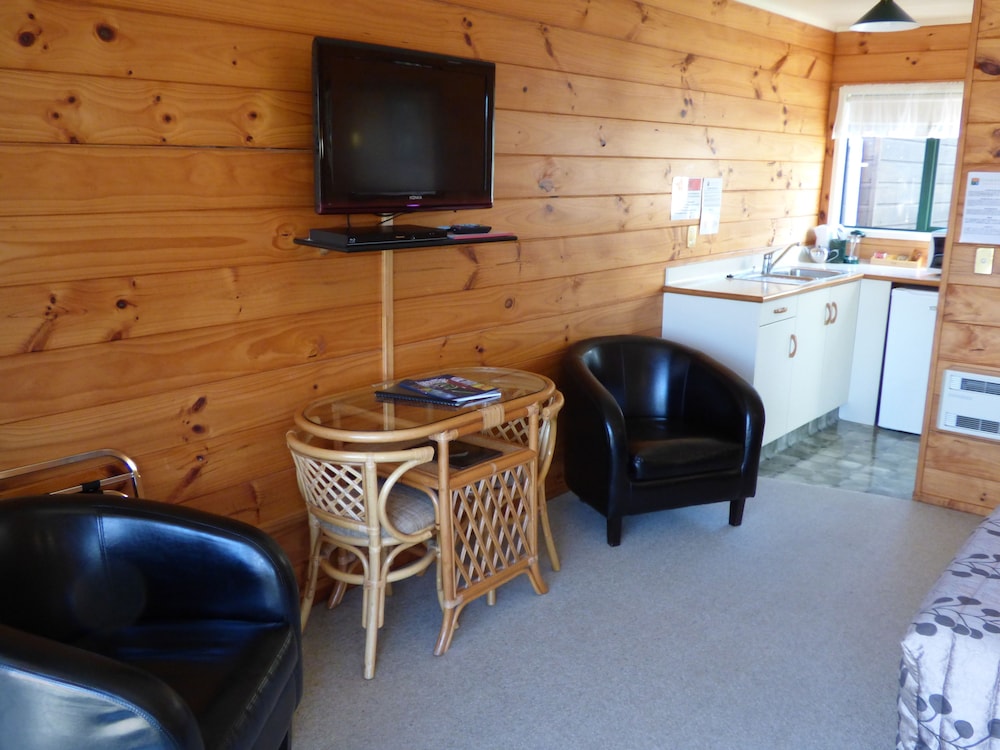 CEDARWOOD LAKESIDE MOTEL AND CONFERENCE VENUE 69/75