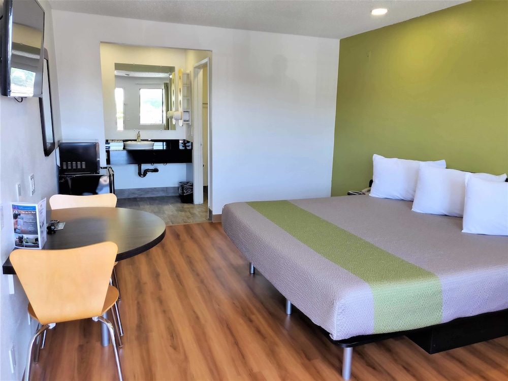Motel6 Fresno, CA - Yosemite Hwy 18/38