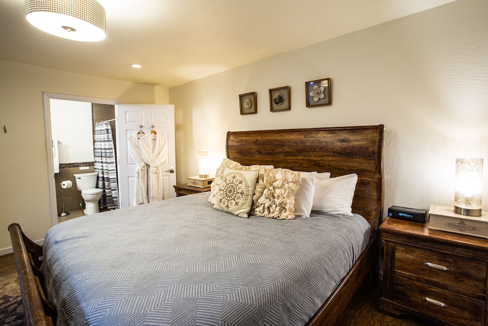 Carriage House, King Bed