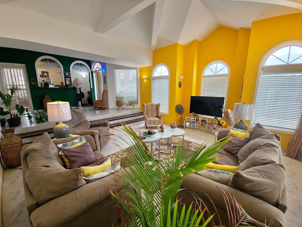 Adonai Hotel Boutique Bed And Breakfast 67/93
