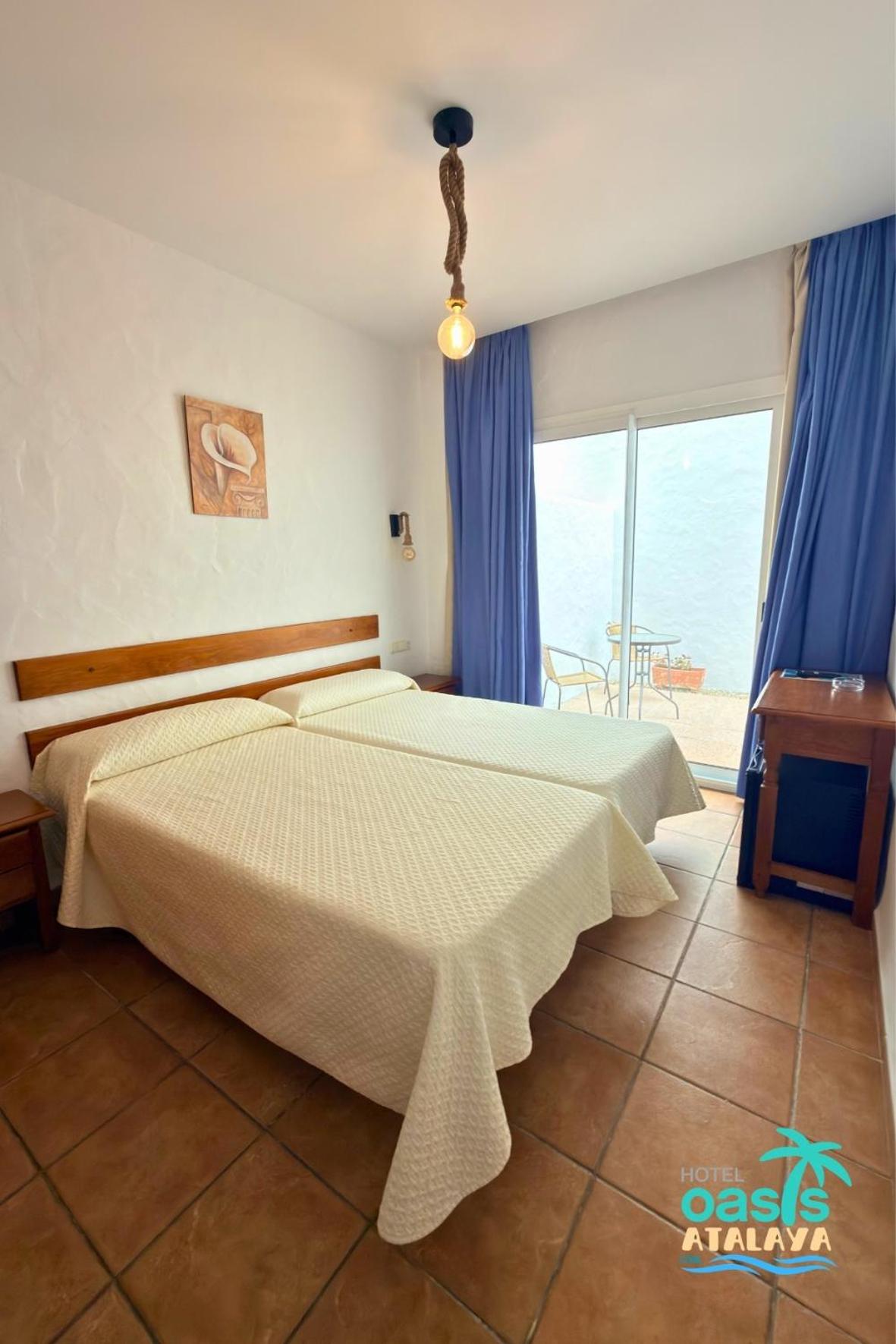 Courtyard, Twin Beds