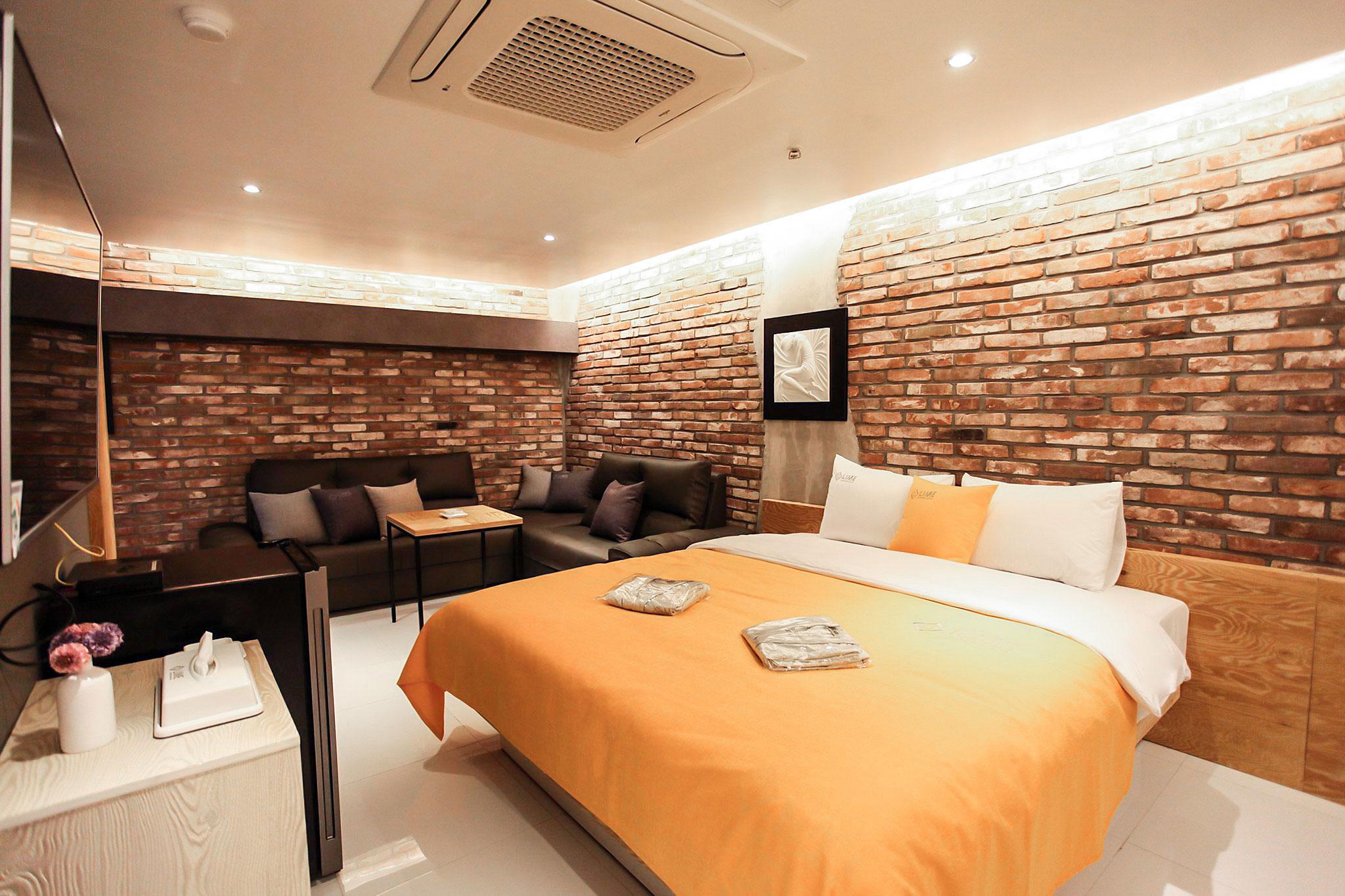 Lime Hotel 17/83