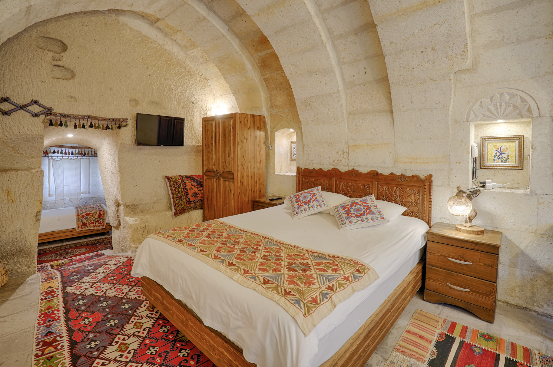 Cave, Suite, Queen and Twin Beds