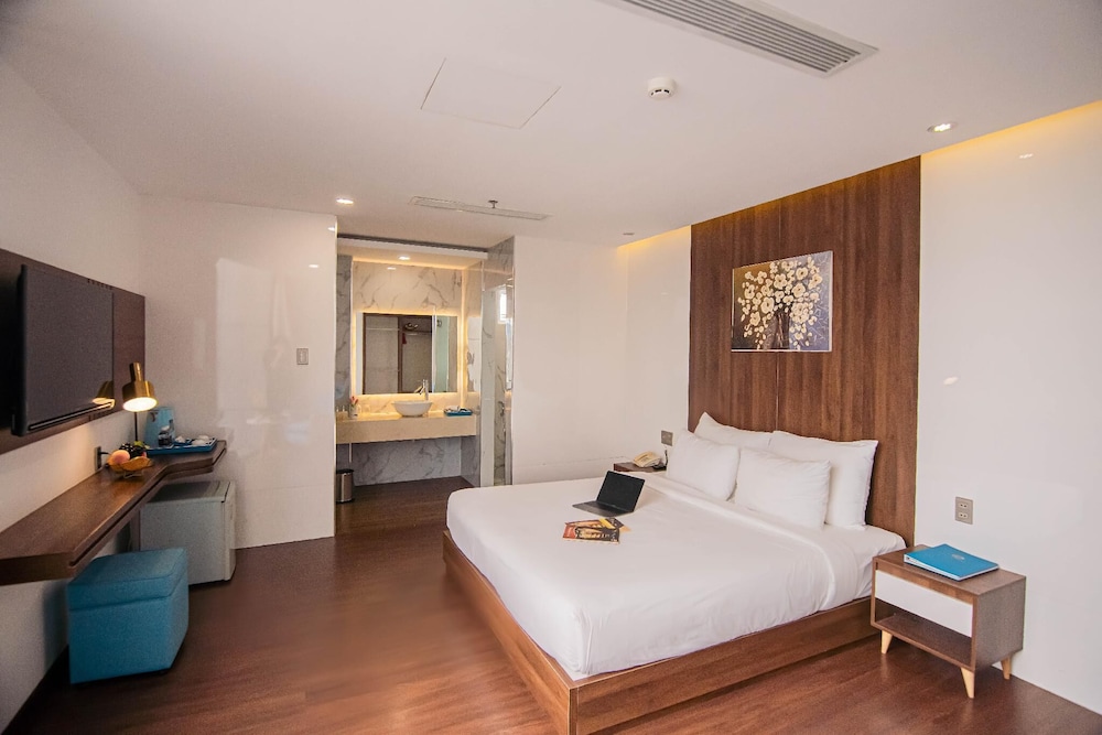 Deluxe, King Bed, City View