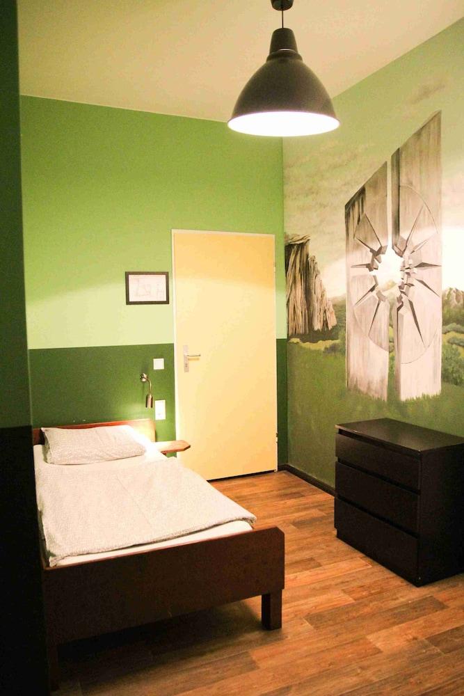 ROOM, SINGLE, SHARED BATHROOM