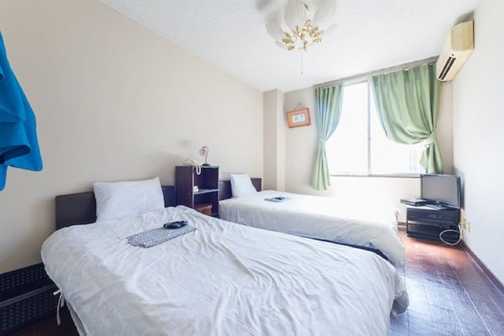 ROOM, TWIN BEDS