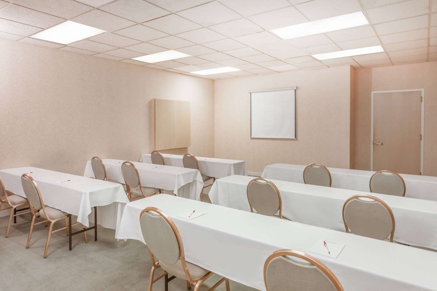 Ramada by Wyndham Hammond Hotel & Conference Center 30/42