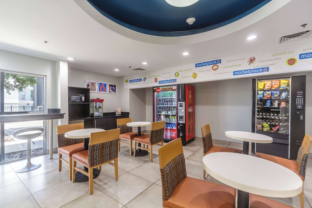 Motel6 Laredo, TX - Airport 52/66