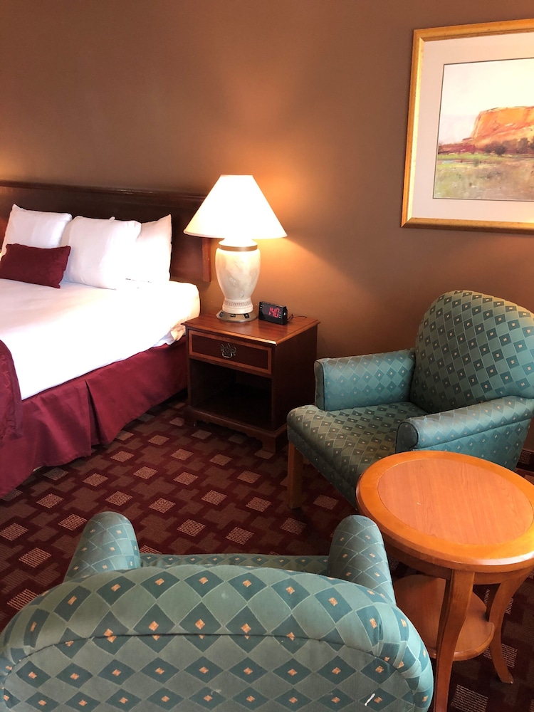 Days Inn & Suites by Wyndham Logan 26/37