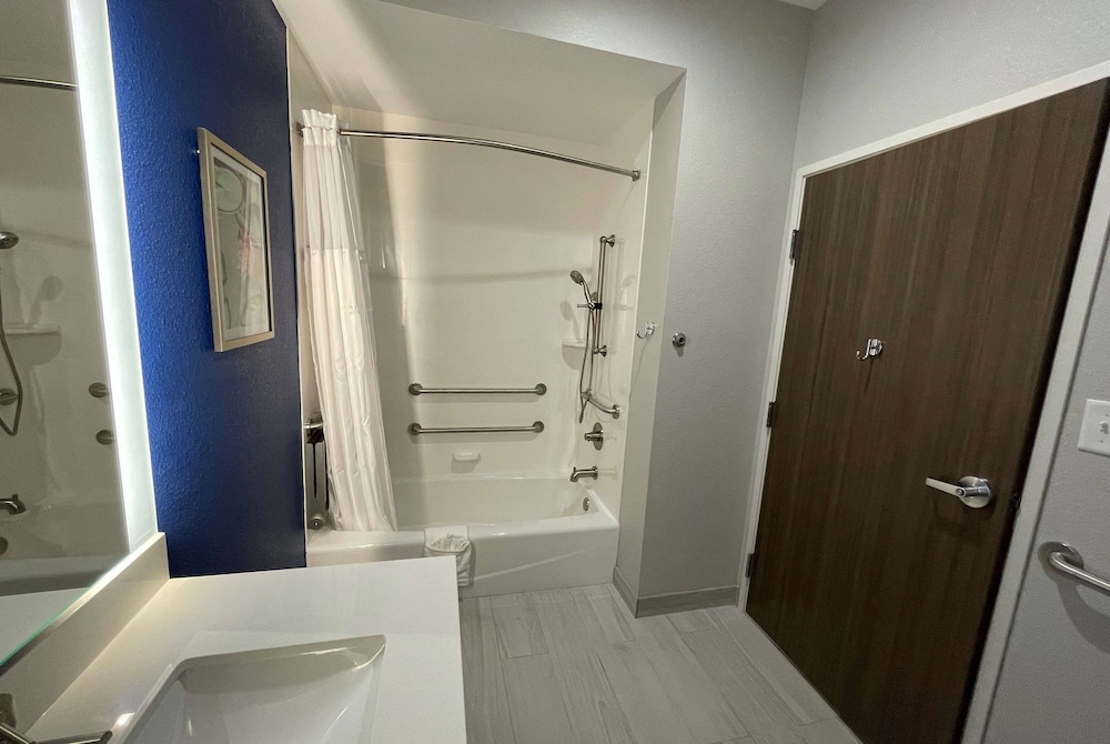 La Quinta Inn and Suites by Wyndham Valdosta 32/35