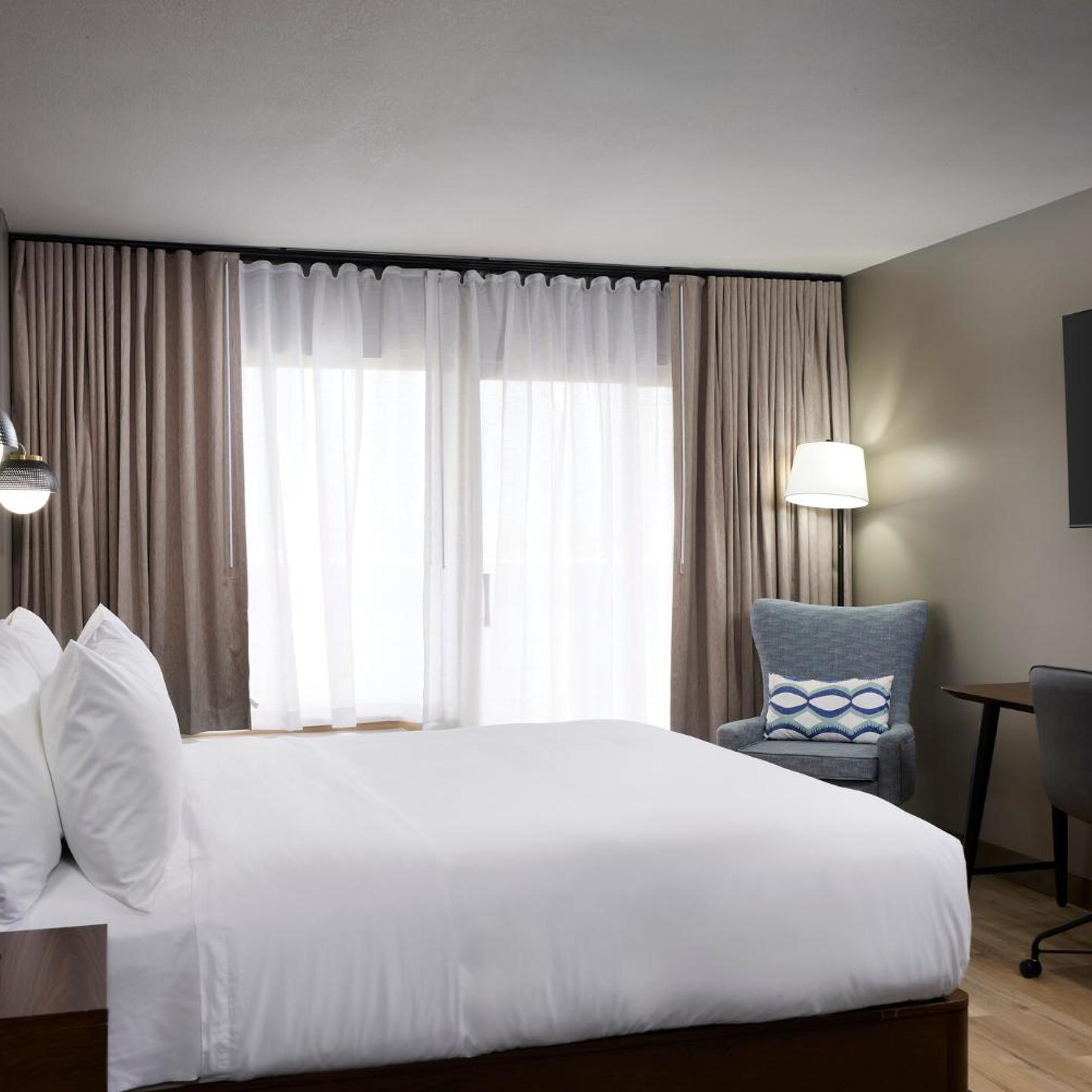 Room, King Bed, Urban View, Large, Accessible