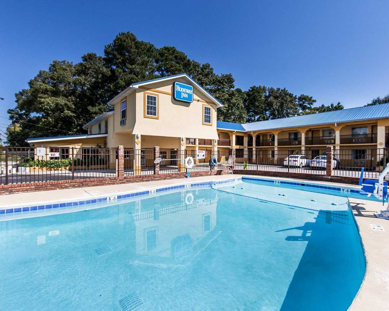 Days Inn by Wyndham Calhoun GA I-75 and US-41 21/28