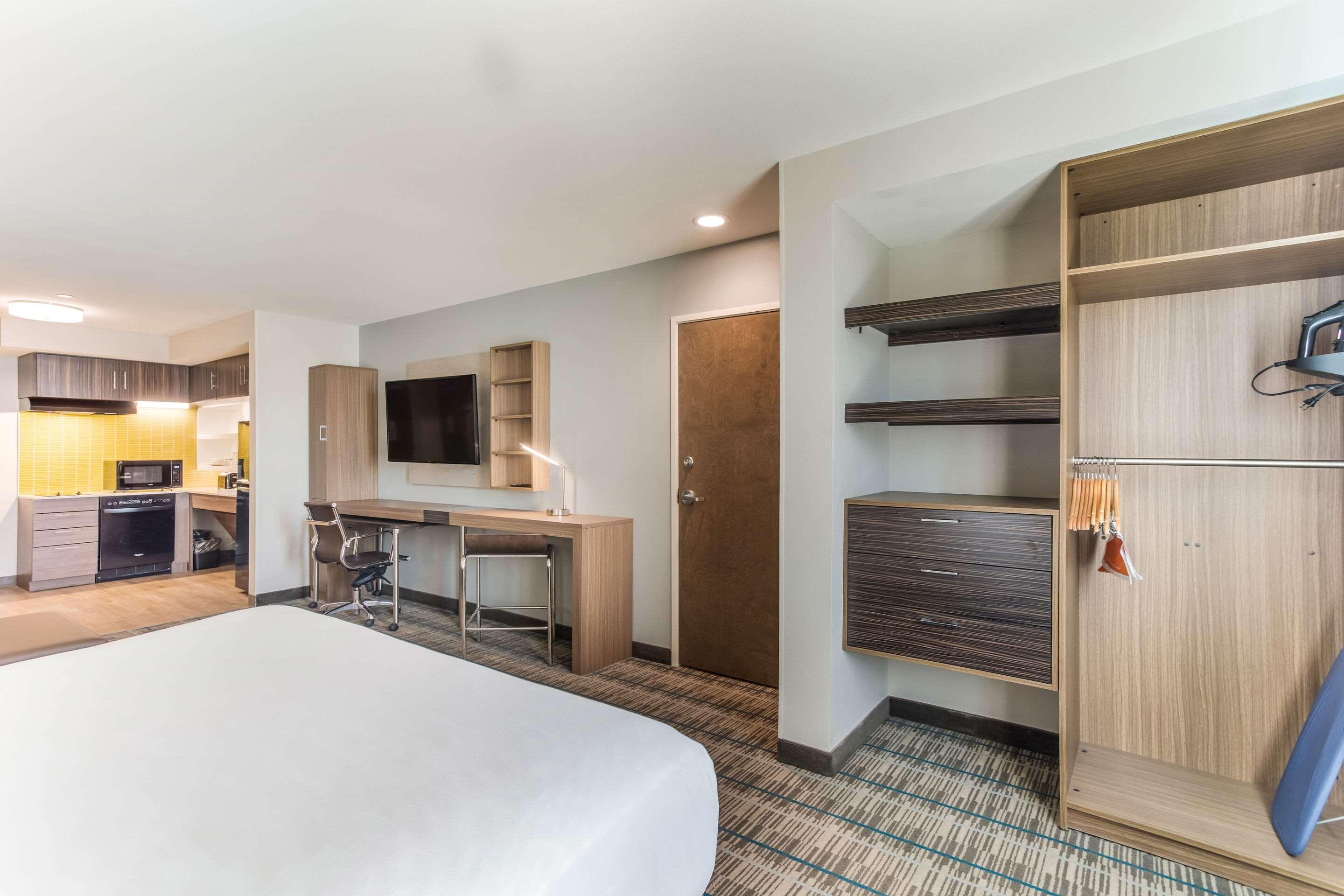 SUITE, KING BED, ACCESSIBLE