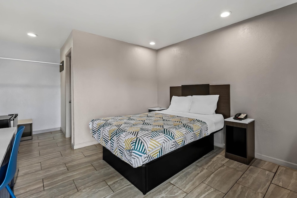 STANDARD, QUEEN BED, ACCESSIBLE