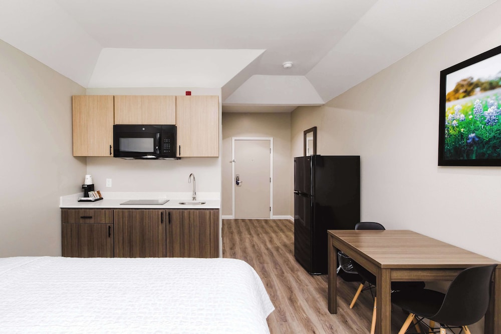 غرفة قياسية بسرير كينج بمطبخ صغير، SureStay Studio by Best Western Conroe Downtown 6/6