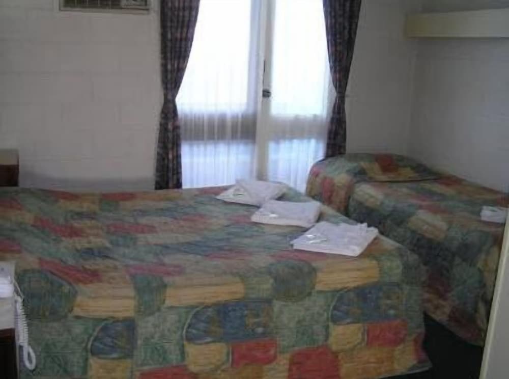 Pathfinder Motel 32/50