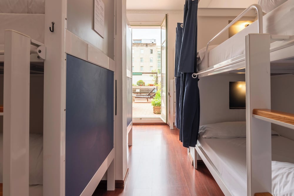 MIXED DORM, 8 BEDS, SHARED BATHROOM